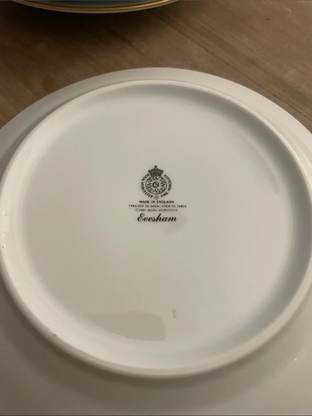 White Dessert Plates with Gold Rim and Fruit Motif (8) great condition